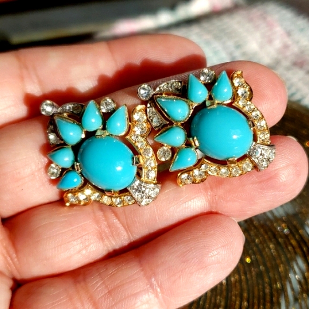 Authentic Vintage Trifari Jewels of India Rhinestone Aqua Cabochon Clip Earrings - Picture 2 of 13